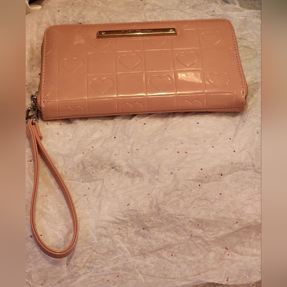BETSEY JOHNSON NWOT Mauve hearts 💕 and Wristlet Wallet Patent Leather - Picture 1 of 8